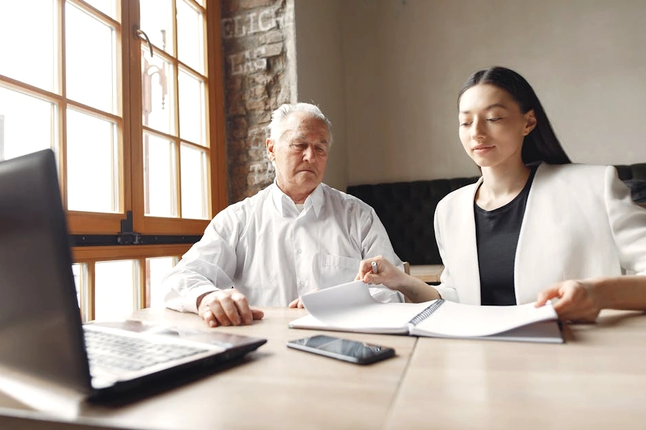 Profesionální kouč při individuálním sezení s manažerem v moderní kanceláři.